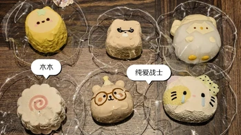「捏一下两块钱就没了」：捏捏全账本——1块9通货到2688脆皮盲盒价差1400倍，抢麦序、排单表、全款预约等到2027年、市集代拍一件+5；11月1日新国标落地在即，央视实测6个软胶3个三无、TVOC超3倍；国庆最后一天南京捏捏鸭市集收摊，9月以来退坑帖至少9条——入坑党、预约党、捡漏党、出手党、家长党分头算清再伸手