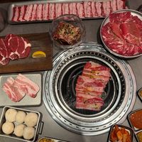 49元一盘、70元一位、19块9一斤：国庆这顿烤肉开烤前，肉食者先把这三笔"烤肉账"算清