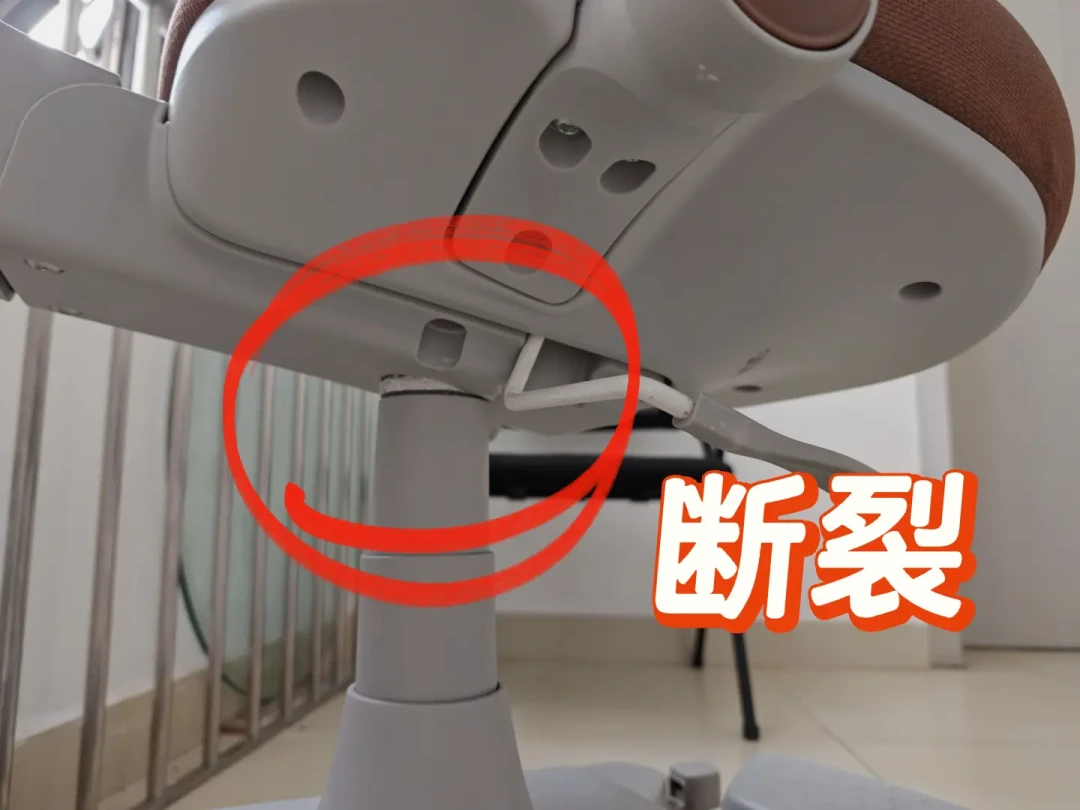 双11下单爱果乐学习桌椅前，先算这笔评论赞比账：种草帖683赞才6条评论，避雷帖8赞27条评论