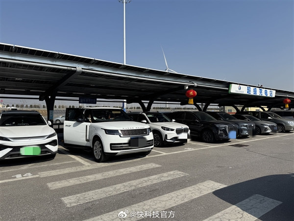 为省18元油钱耗4小时！增程车挤200辆队伍充电引大争论