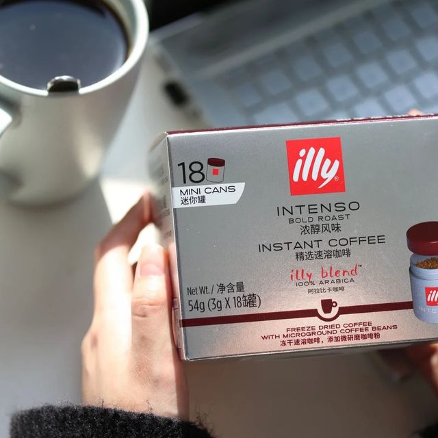 illy社区里被点赞最多的，竟是官方不太推的速溶：95g大罐摊完不到2元一杯，但先看清"长白毛"那几条翻车帖错在哪