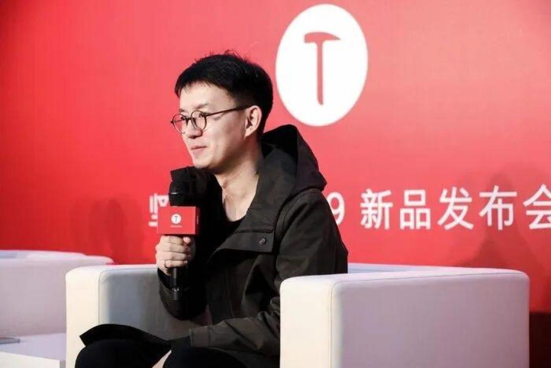 郑刚悬赏查账上热搜这天,没人接那个更要命的问题:锤子科技为什么8年不破产?1500万判决、713万股权冻结和「死不掉」僵局,我替你走了一遍