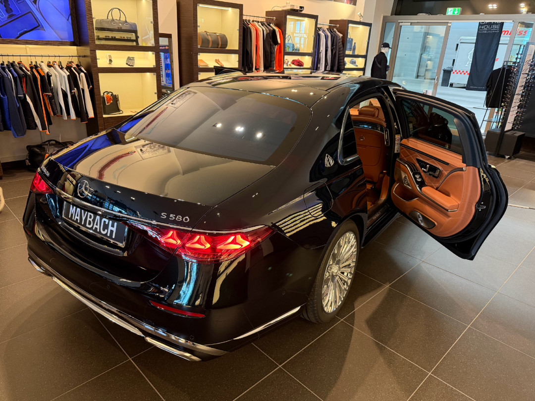 新迈巴赫S级和尊界S800顶配只差1万：差的其实不是车，是16万税费和50万折旧曲线
