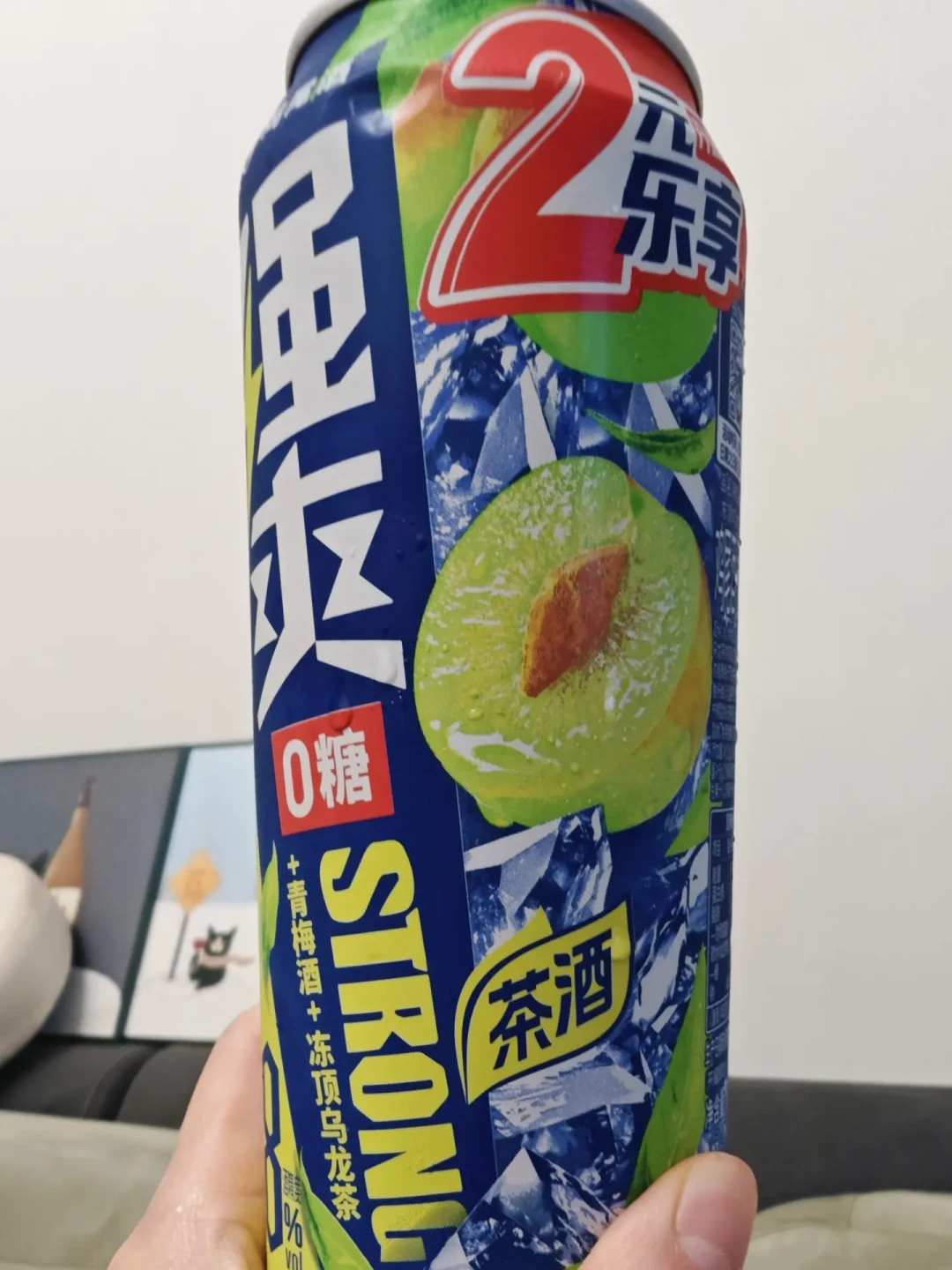 国庆第4天,漫画博主和健身博主都端着同一罐酒:强爽「冻顶乌龙」投放刷屏与「8+1」暗号——8度=伏特加基+碳酸加速,一罐≈1.4倍日酒精上限,何同学毕导也没替你算这笔账;「止咳糖浆」对轰「最好喝」的两派口碑、便利店10块9价签和瞄向刚成年人的「酒量自测」广告我全查完了,开罐前先看