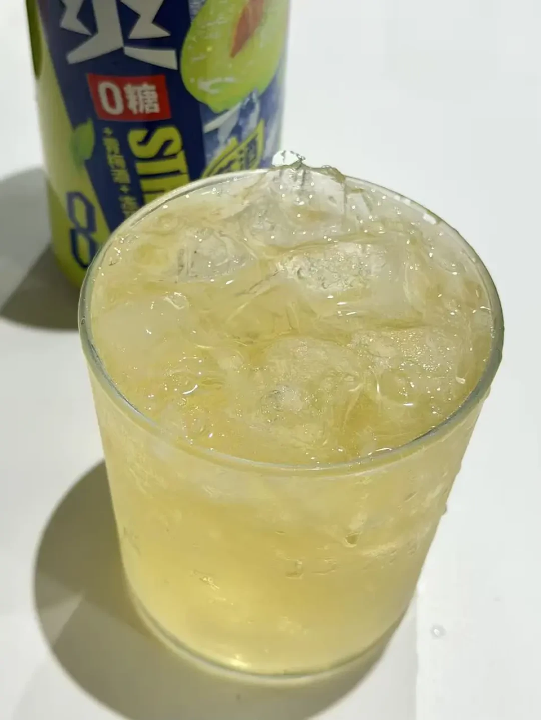 国庆第4天,漫画博主和健身博主都端着同一罐酒:强爽「冻顶乌龙」投放刷屏与「8+1」暗号——8度=伏特加基+碳酸加速,一罐≈1.4倍日酒精上限,何同学毕导也没替你算这笔账;「止咳糖浆」对轰「最好喝」的两派口碑、便利店10块9价签和瞄向刚成年人的「酒量自测」广告我全查完了,开罐前先看