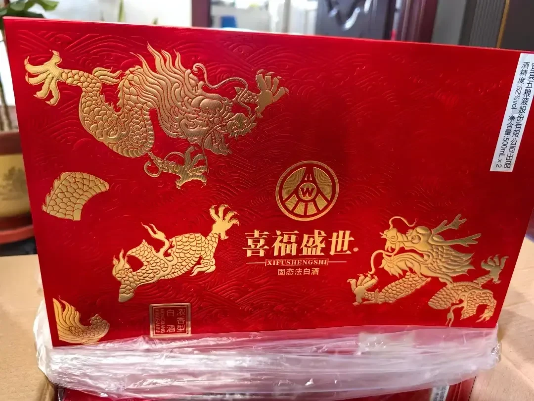 169.9元2瓶的「五粮液」,扫码价1599?十几个投放号从去年12月跑到国庆,11分钟连发8条、B站0播放的「测评」视频10月4日还在更——不是假酒,但「出品」不等于「生产」,扫码价更不是成交价:实体店有人花700多、猫超换购65、还有人479当了冤大头;嫡系族谱和同价位替代清单在正文里,这30秒背标作业比1599的扫码价值钱