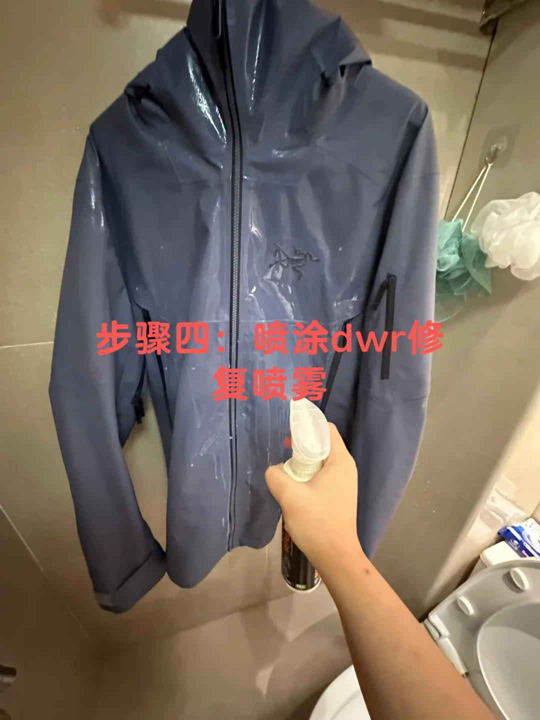 刚从山上下来,满身泥的冲锋衣直接扔洗衣机?对完4篇“洗坏”实录、迪卡侬官方建议和4500元始祖鸟湿巾事故,凶手不是洗衣机,是柔顺剂、甩干和那包湿巾
