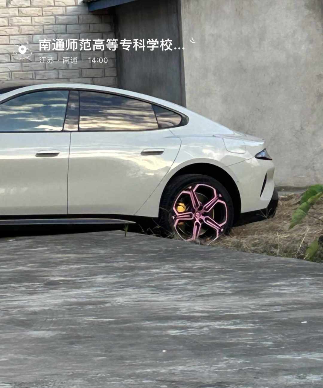 SU7泊车掉进坑、离车泊车剐蹭知乎13万浏览、狗坐驾驶位被罚200元扣3分：我把自动泊车扫不出来的三类盲区、最高法刚发的定责规则和