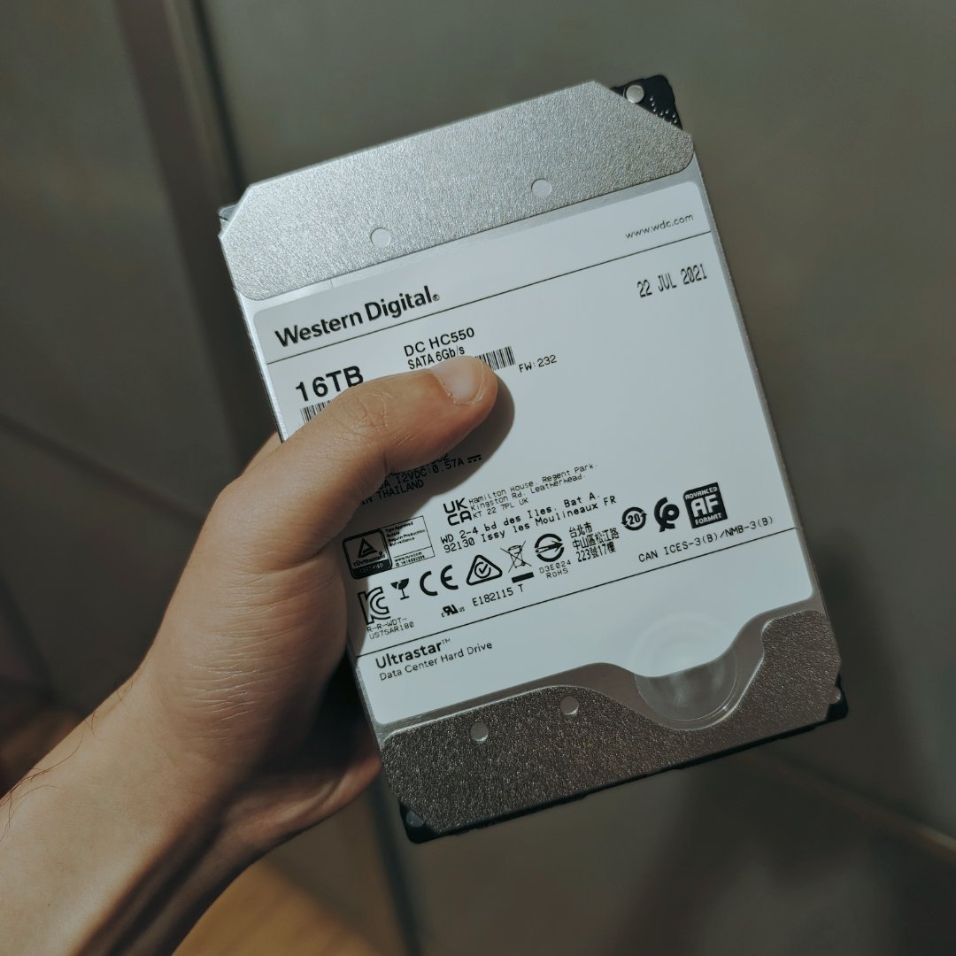 盘位满了、16T要六千多：涨价潮里NAS扩容的四条路，账本上还差一笔“重建时间”