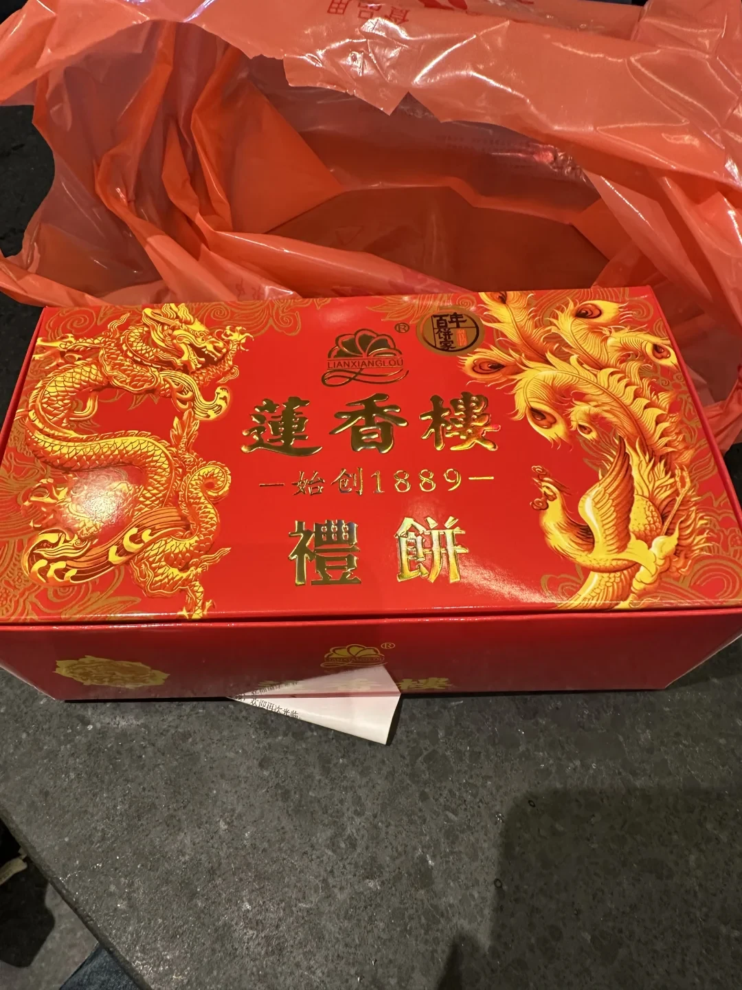 国庆广东新人忙着冲五金,莲香楼的喜饼却别按网购思路下单:饼票只收现金、礼饼按个不按斤,十月订婚的家庭先看这本账