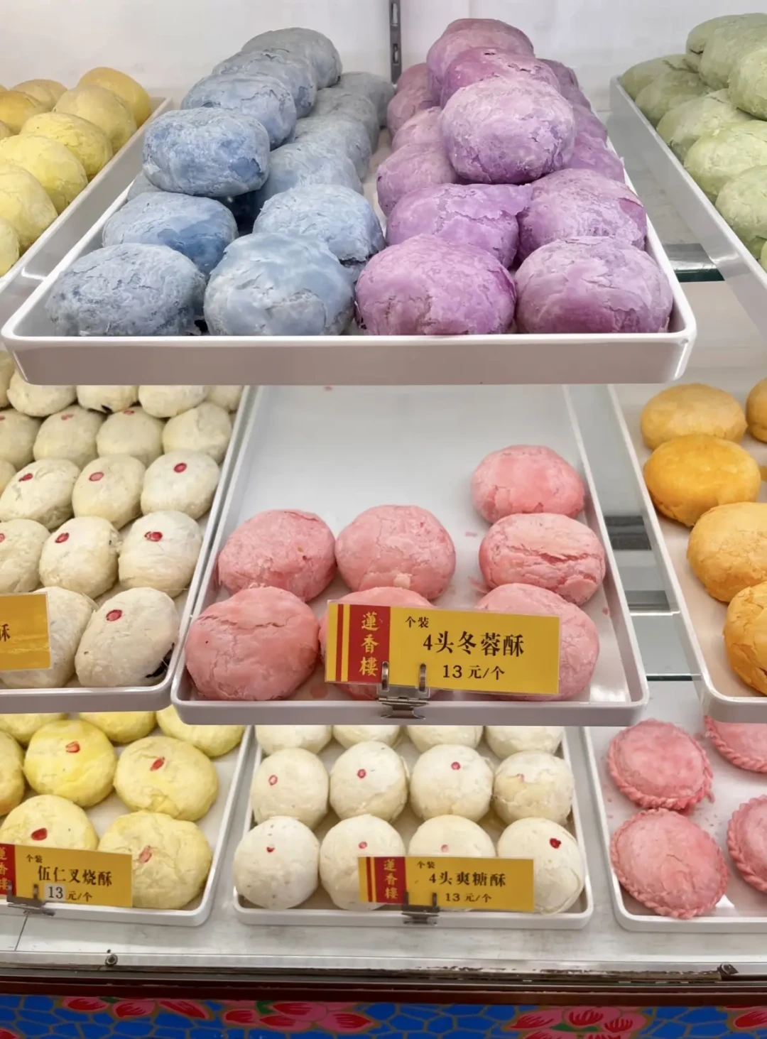 国庆广东新人忙着冲五金,莲香楼的喜饼却别按网购思路下单:饼票只收现金、礼饼按个不按斤,十月订婚的家庭先看这本账