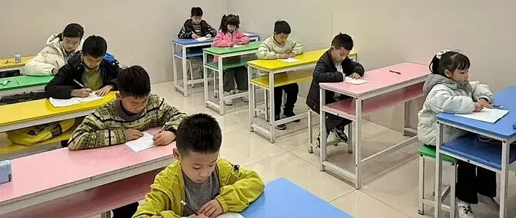 给孩子选书写铅笔，别只看软硬：先观察纸面压痕和任务