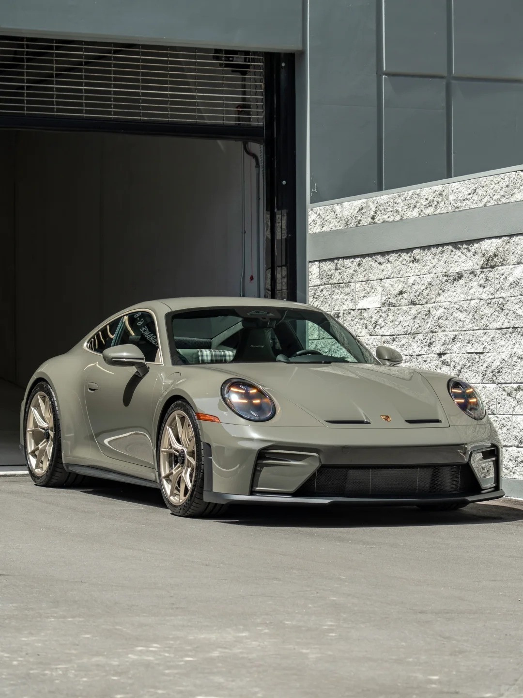 911 GT3 Touring的原厂电池是比亚迪的?先把“小电瓶”这账对完:保时捷交给中国供应链的,远不止一块电池