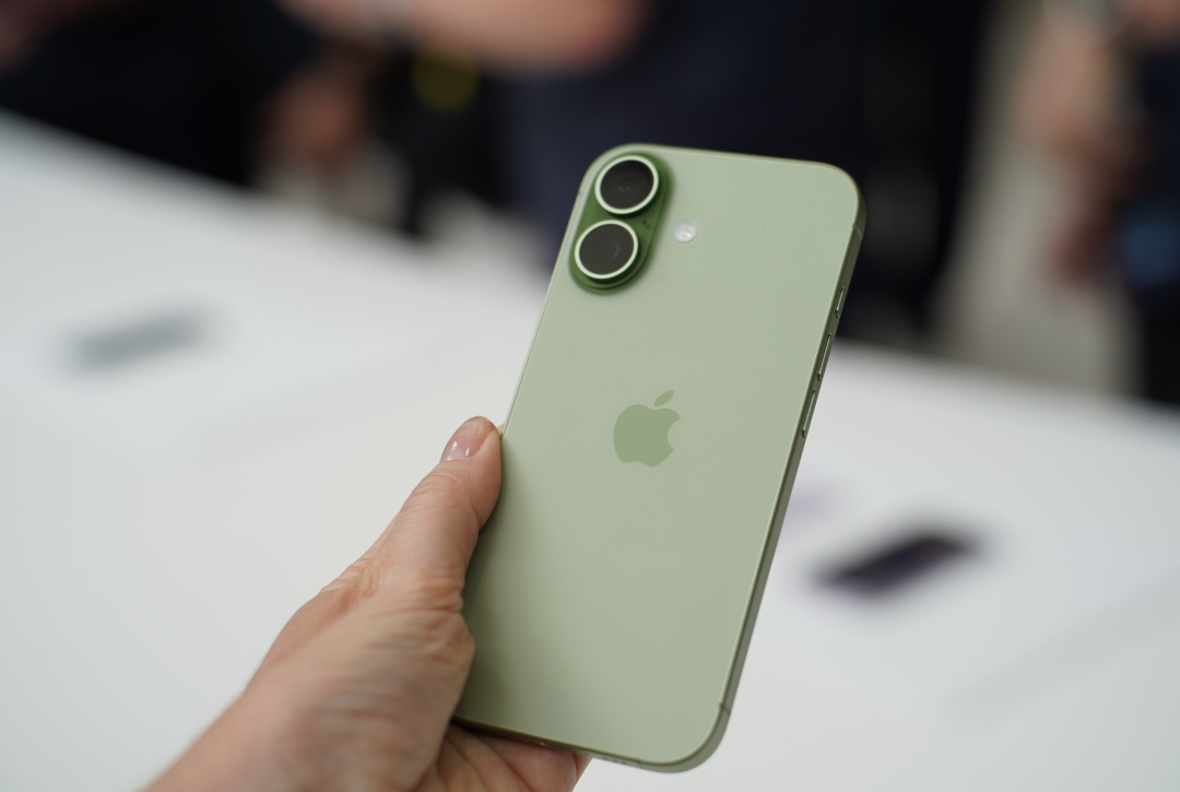 没有卡槽的iPhone Duo 16日开启预购,eSIM办理却进入“抽奖”时代:三大运营商规则、四卡槽隐藏限制、换机坑全摆开,先想清你要不要转无卡