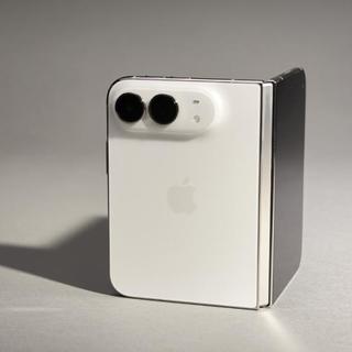 iPhone Duo 的折痕不是被消除了，是被苹果做成了"耗材"：磨砂内屏牺牲画质、纳米层禁止自撕、反掰一下就闪屏——距预购10天，影音党、Pencil党、耐用党、等二代党各算各的账