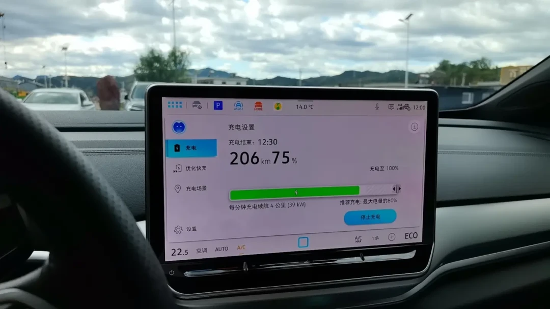 #全球纯燃油车销量占比跌破50%#上热搜、95号汽油还在9元时代：我核完四本账——油49%对混18%对电17%的口径账、中国-26%拖出全球均值的区域账、三年保值率67.6%跌到46%的残值账、10月15日24时调价窗口的加油账——假期返程后再看车，先分清「世界的里程碑」和「你家的账本」