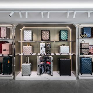 专柜4700、京东自营2600、官网"价保"不算券：拼完一条渠道对比帖的70条评论和20多条跨渠道亲历帖，双11给TUMI下手前，先对完价梯、保修、凭证、价保四本账