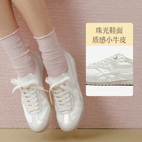 百思图珠光小白鞋，质感小牛皮鞋面带柔亮珠光 ✨ 