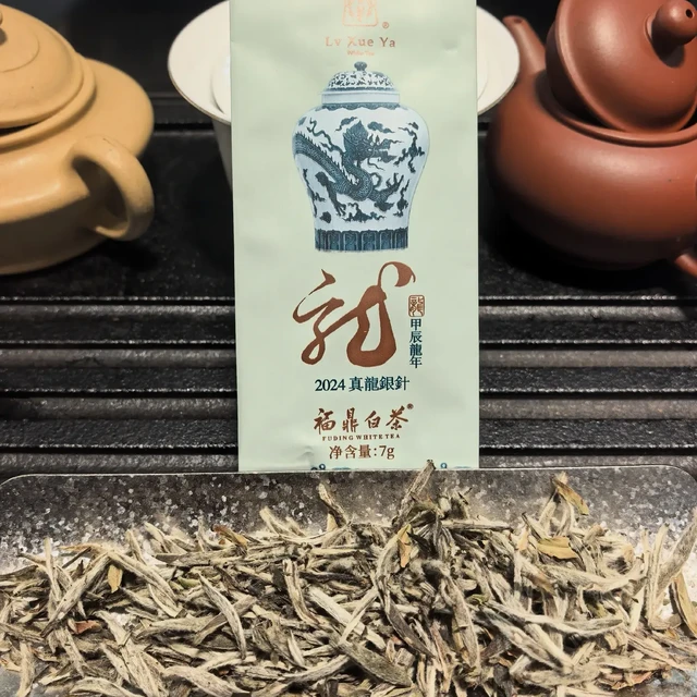 绿雪芽囤家分裂成两拨：一半开罐追枣香，一半发帖问能不能出手