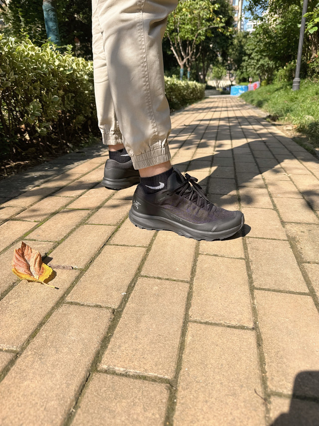秋冬别再穿板鞋硬扛，鸟家这双“看起来普通”的鞋才是真香