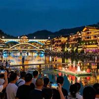 5万人县城挤进10万人:奔县游爆火背后,值不值、怎么选才不踩坑