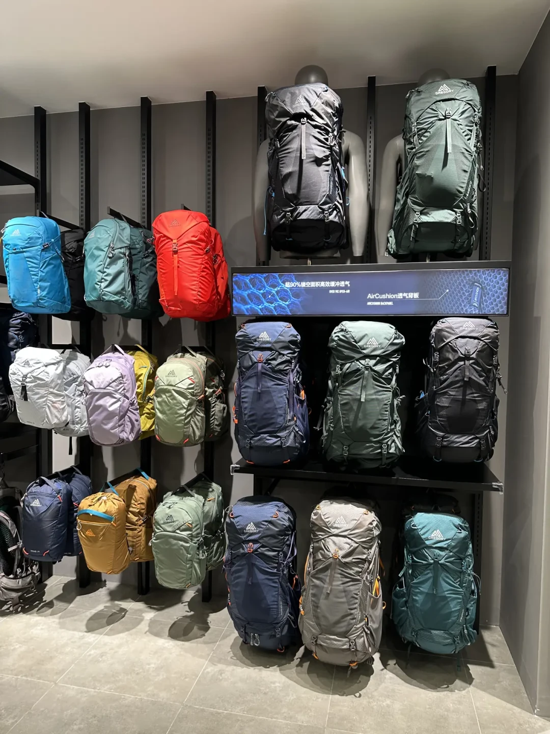 小高4个月开了7处新空间:国庆重庆首店刚开业,店里价格比网上贵,为什么还有排队的人?