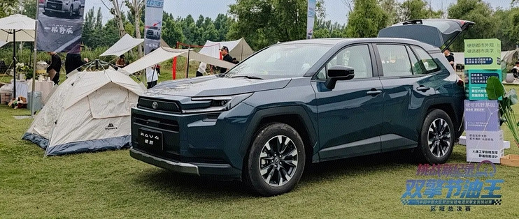 嘴上说不要，钱包很诚实，2026年了为什么还有人把RAV4荣放开回家