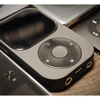 山灵Q2上市两个月:四颗芯片救得了声音,转盘旋不出“iPod”——误触官方修了一半,剩下一半用户自己动手改固件