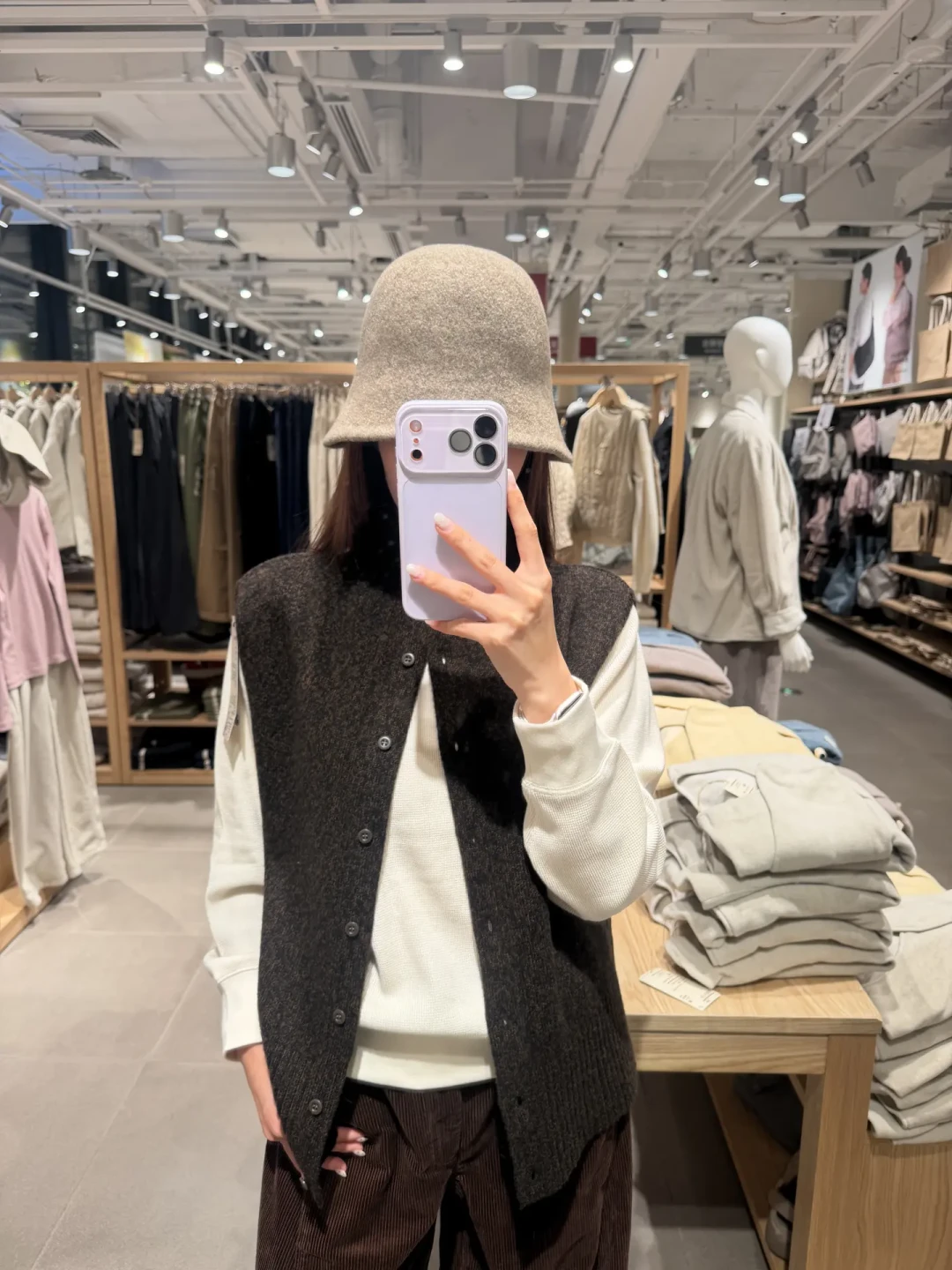 人手一件的马甲叠穿,像教导主任还是日杂感?差别全在袖笼、衣长和扣法