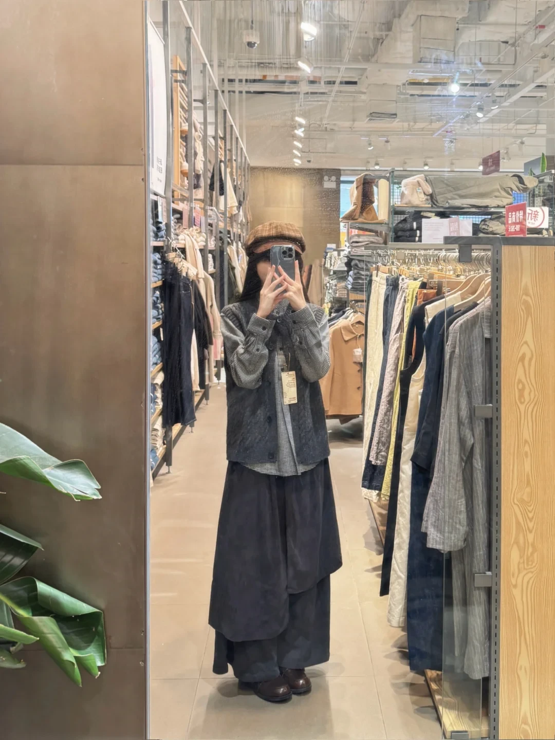 人手一件的马甲叠穿,像教导主任还是日杂感?差别全在袖笼、衣长和扣法