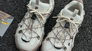 被骂撞脸KEEN的李宁林韵2，和萨洛蒙联名、HOKA停产鞋一起，把入秋山系的讨论卷到了脚上