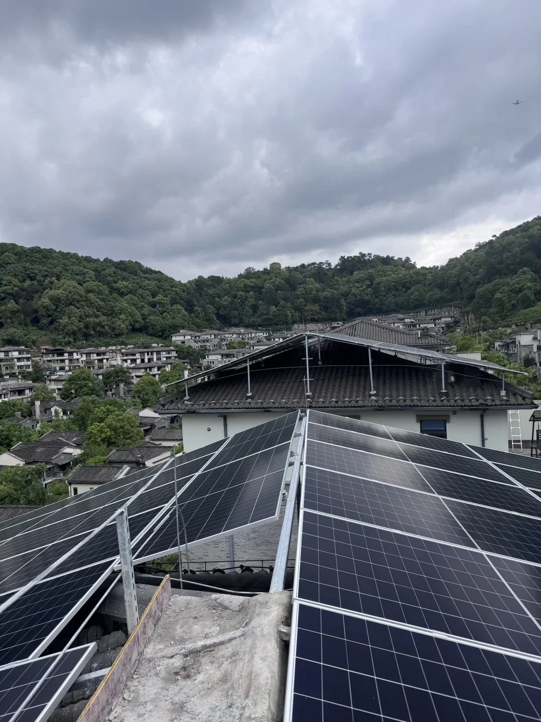 组件在清仓、台区在限接:2026年想在屋顶装光伏,先过这两道闸
