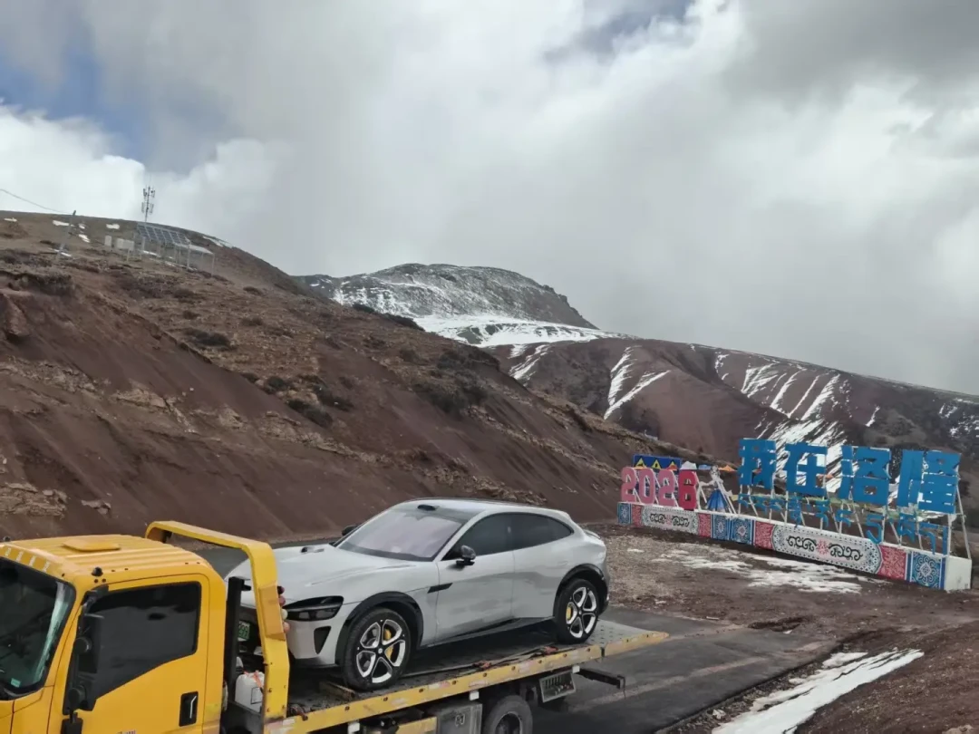 交警满山找方程豹拖半挂、蔚来雪夜困在折多山:对完十余条一手救援实录和管制通报,国庆收尾318这笔救援账要按谁来、多少钱、怎么扛三笔分开算