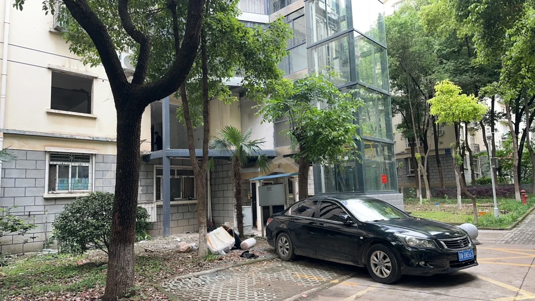 国庆8天假第7天，“600万总投入爆改550万老破小”239万播放帖和“这价格挺难租”1434赞顶评同屏：装友把老房子拆成毛坯之前，先把底子、回血、窗口这三本账对完