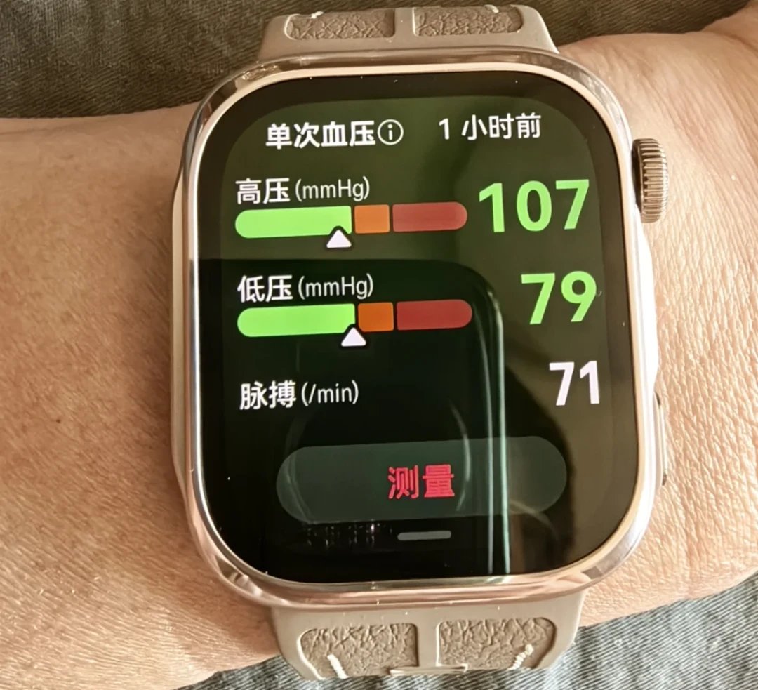 手表测出140、血压计只有120，华为D3「偏差20」楼吓退下单人：对完90条评论里动脉硬化老人腕式测不准的物理墙、社区自测「官方姿势高10-25」的修正法、20万播放爆款的商单浓度，和2540元国补对百元臂式的账，全国高血压日前夜给爸妈买了血压手表的你，该退、该留还是先去门店试，账我替你排清了