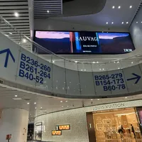 杯在行李箱里要不要为安检拿出来：33赞的"杯杯过安检"帖高赞评论是反问"贴标签啥意思"，出差杯党返岗前先把随身、托运、电池、油、海关五笔账对完