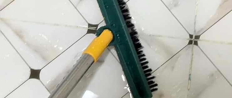 如何高效清理踢脚线死角