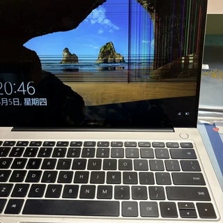 假期后一周碎屏帖集中冒头:10月2-7日小红书11条,先60秒三分清"碎、压、线",再对完官方4000+/自购260/三方报价三本账,才决定这块屏换不换