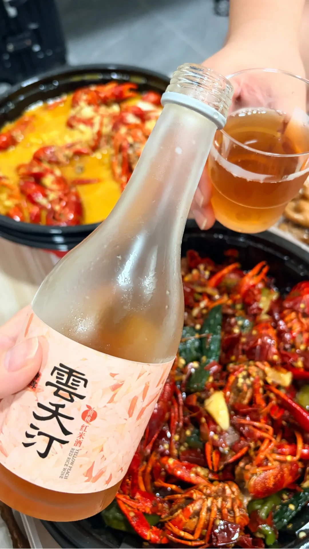 假期收官先清酒柜:半瓶红酒3天变醋、黄酒1周发酸、开瓶老酒价值归零——喝剩、退货、变现三本账对完再动手