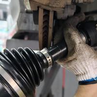 路边店200换套、京东养车450、4S报总成1000+：老车转弯"咔咔"响、轮毂内侧甩油，先分清"套破""笼磨""轴弯"三层，再决定半轴这笔钱花在哪