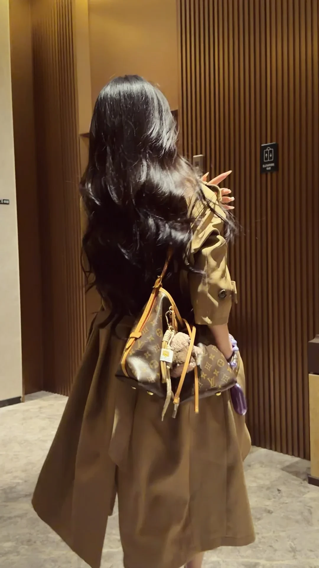 巴黎时装周街拍收官:那些“毫不费力的时髦”,是酒店门口1分钟拍完的项目