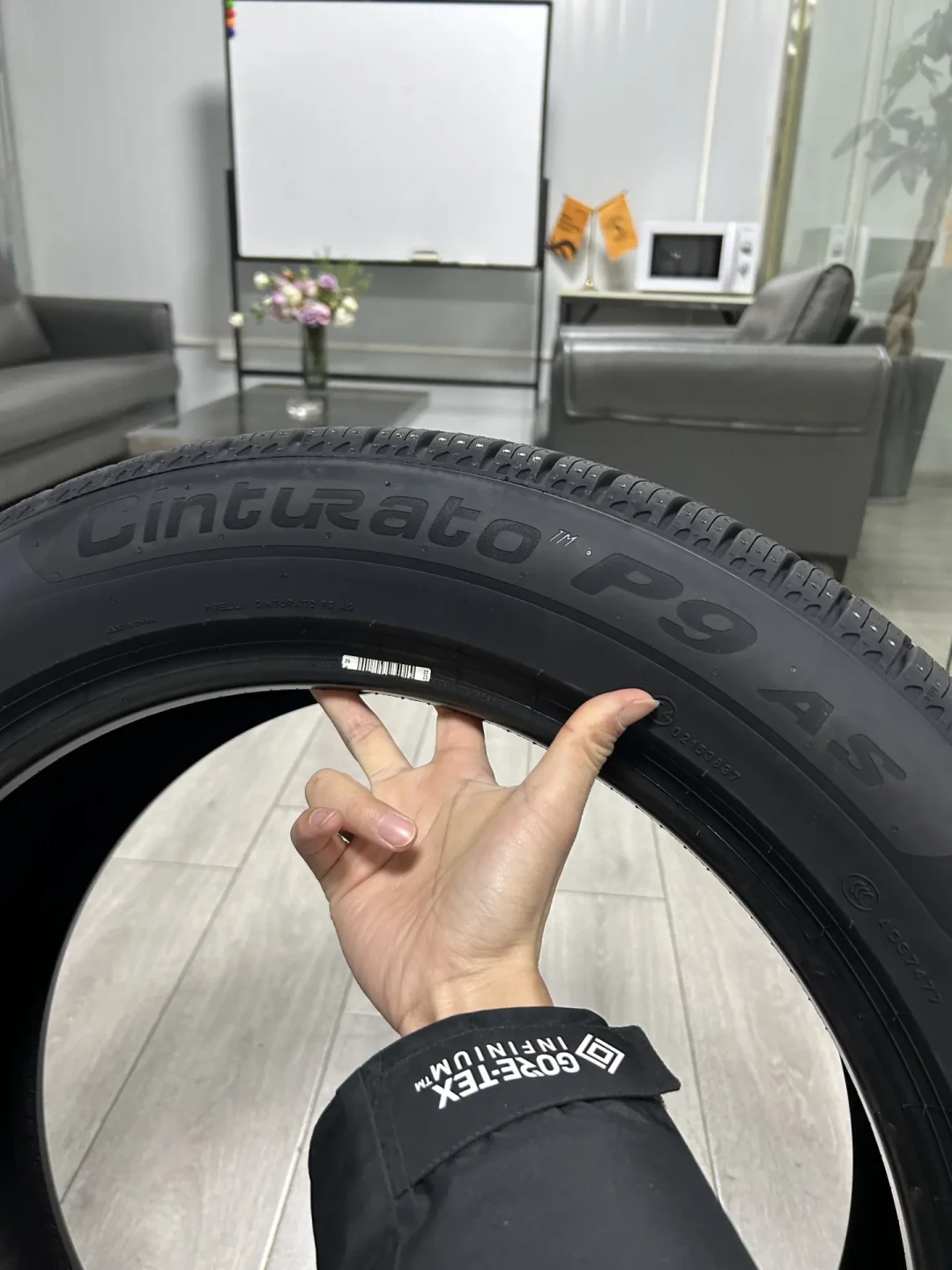 换冬胎的窗口就在这几周,“一条倍耐力四季胎跑全年”到底值不值?先找胎侧那个雪花标,再算这三笔账