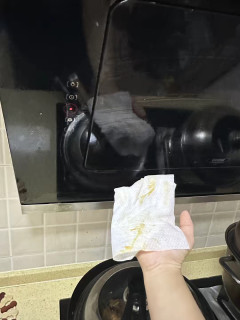 抽油烟机外层油污，我用厨房湿巾擦干净了