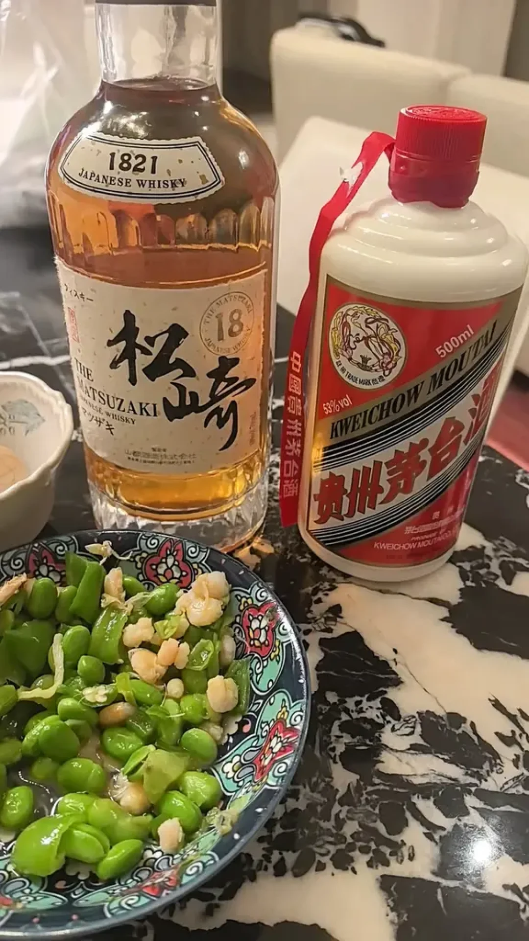 昨晚被153万粉博主挂出来的「松崎15」，那个“15”是商标不是年份：1821年的清酒老铺2017年才拿到威士忌牌照，日本官网真实身份是“桶陈3年的谷物威士忌、3380日元”，国内软文里成了“十六年慢慢等的单一麦芽”，抖音评论区齐刷刷“确实好喝”——投放账、官网账、口碑账、价格账全查完，假期最后一天，这单“廉价日威”想清楚再下