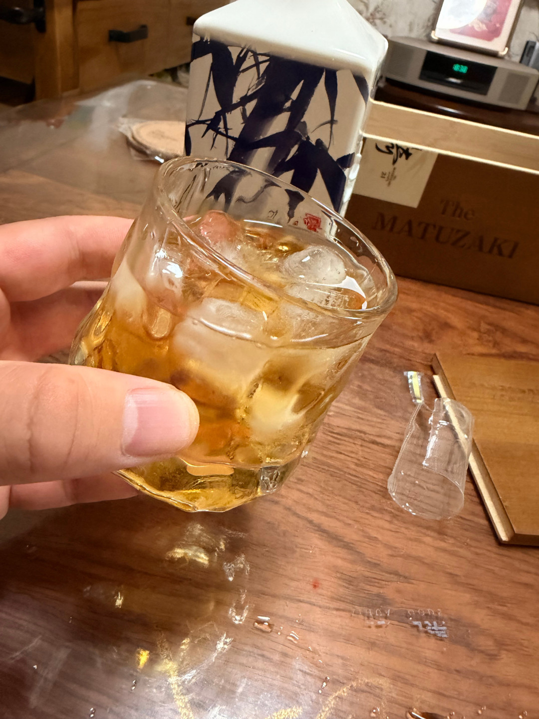 昨晚被153万粉博主挂出来的「松崎15」，那个“15”是商标不是年份：1821年的清酒老铺2017年才拿到威士忌牌照，日本官网真实身份是“桶陈3年的谷物威士忌、3380日元”，国内软文里成了“十六年慢慢等的单一麦芽”，抖音评论区齐刷刷“确实好喝”——投放账、官网账、口碑账、价格账全查完，假期最后一天，这单“廉价日威”想清楚再下