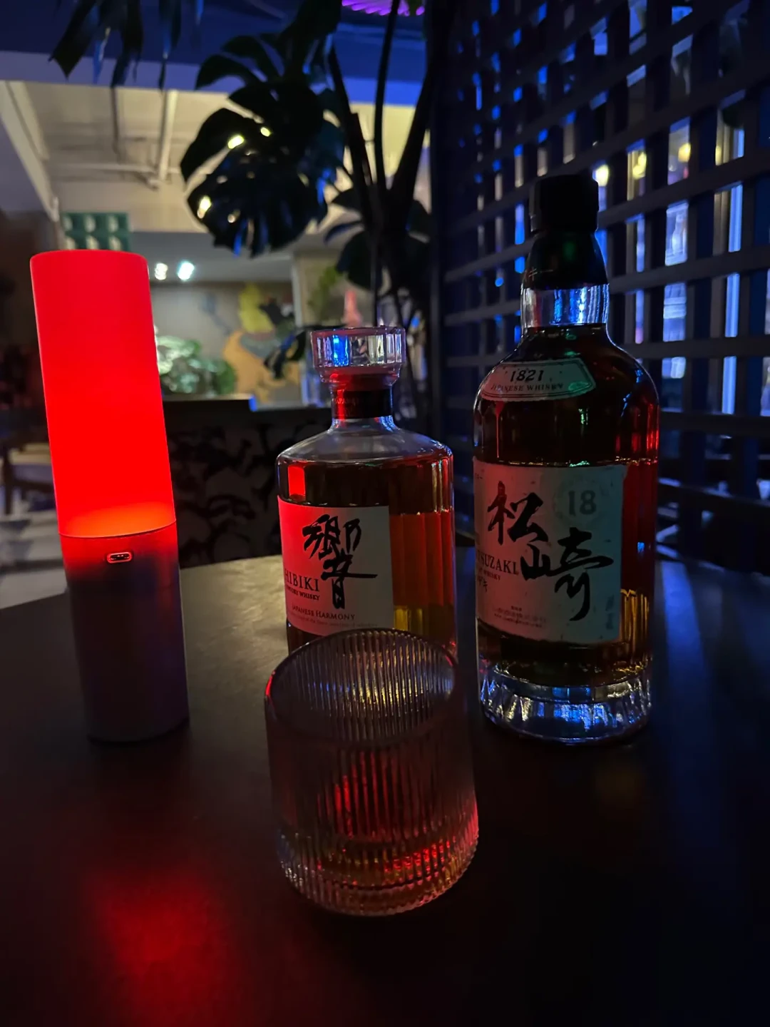 昨晚被153万粉博主挂出来的「松崎15」，那个“15”是商标不是年份：1821年的清酒老铺2017年才拿到威士忌牌照，日本官网真实身份是“桶陈3年的谷物威士忌、3380日元”，国内软文里成了“十六年慢慢等的单一麦芽”，抖音评论区齐刷刷“确实好喝”——投放账、官网账、口碑账、价格账全查完，假期最后一天，这单“廉价日威”想清楚再下