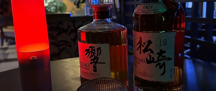 昨晚被153万粉博主挂出来的「松崎15」，那个“15”是商标不是年份：1821年的清酒老铺2017年才拿到威士忌牌照，日本官网真实身份是“桶陈3年的谷物威士忌、3380日元”，国内软文里成了“十六年慢慢等的单一麦芽”，抖音评论区齐刷刷“确实好喝”——投放账、官网账、口碑账、价格账全查完，假期最后一天，这单“廉价日威”想清楚再下
