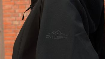 国庆假期最后一天还在刷屏的安踏太极软壳：几百块的CORDURA+无氟防泼水，谁该现在买、谁该等双11