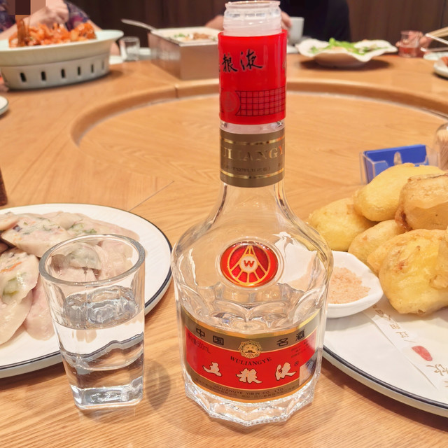 过节聚餐，家里长辈拿出了2002年52%第六代五粮液（天地盖普五）