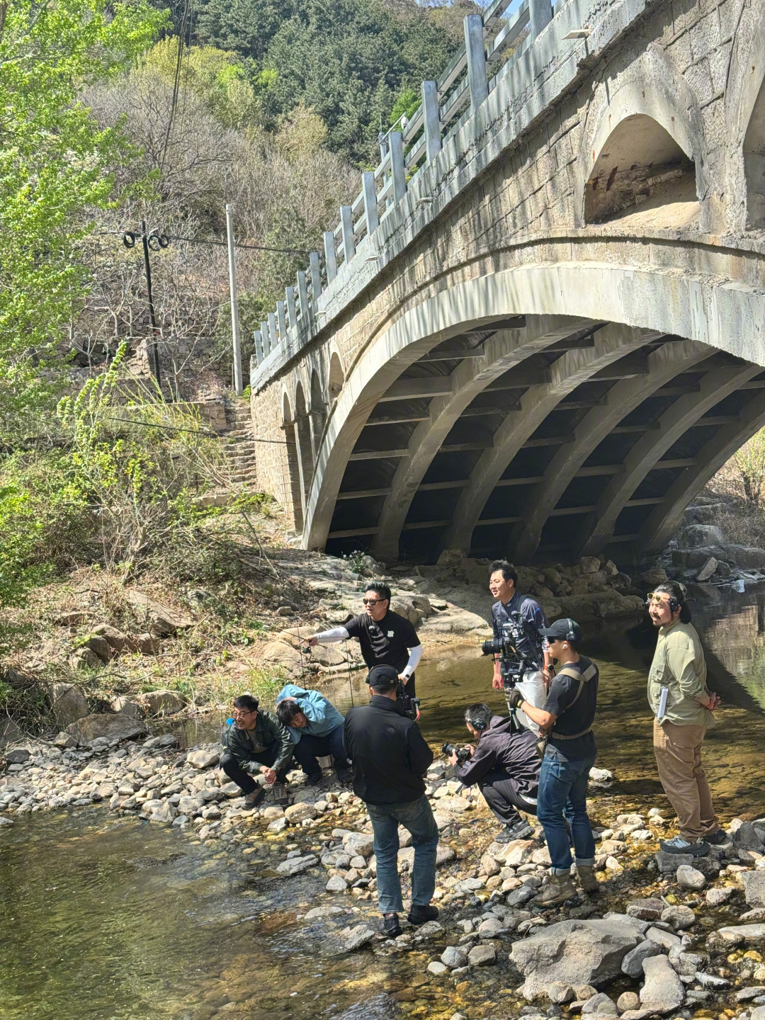 降温把翘嘴钓友分成了两拨:一边狂口一边空军,对完停口时钟、三种水层说法和米级错峰窗口,换饵前先把这三本账算明白